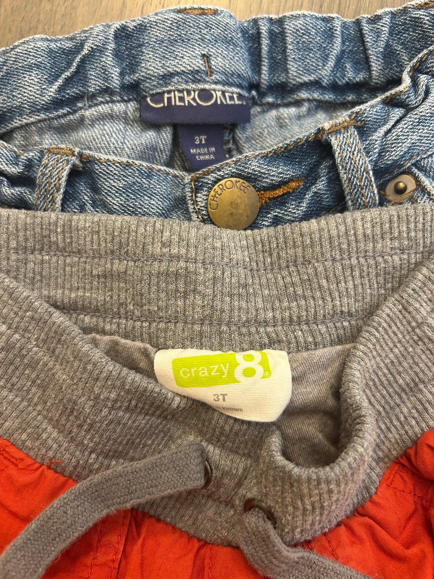 Lot of mixed brand, three short sleeve T-shirts, two long sleeve shirts, one tank top, two pants, boy, size 3T