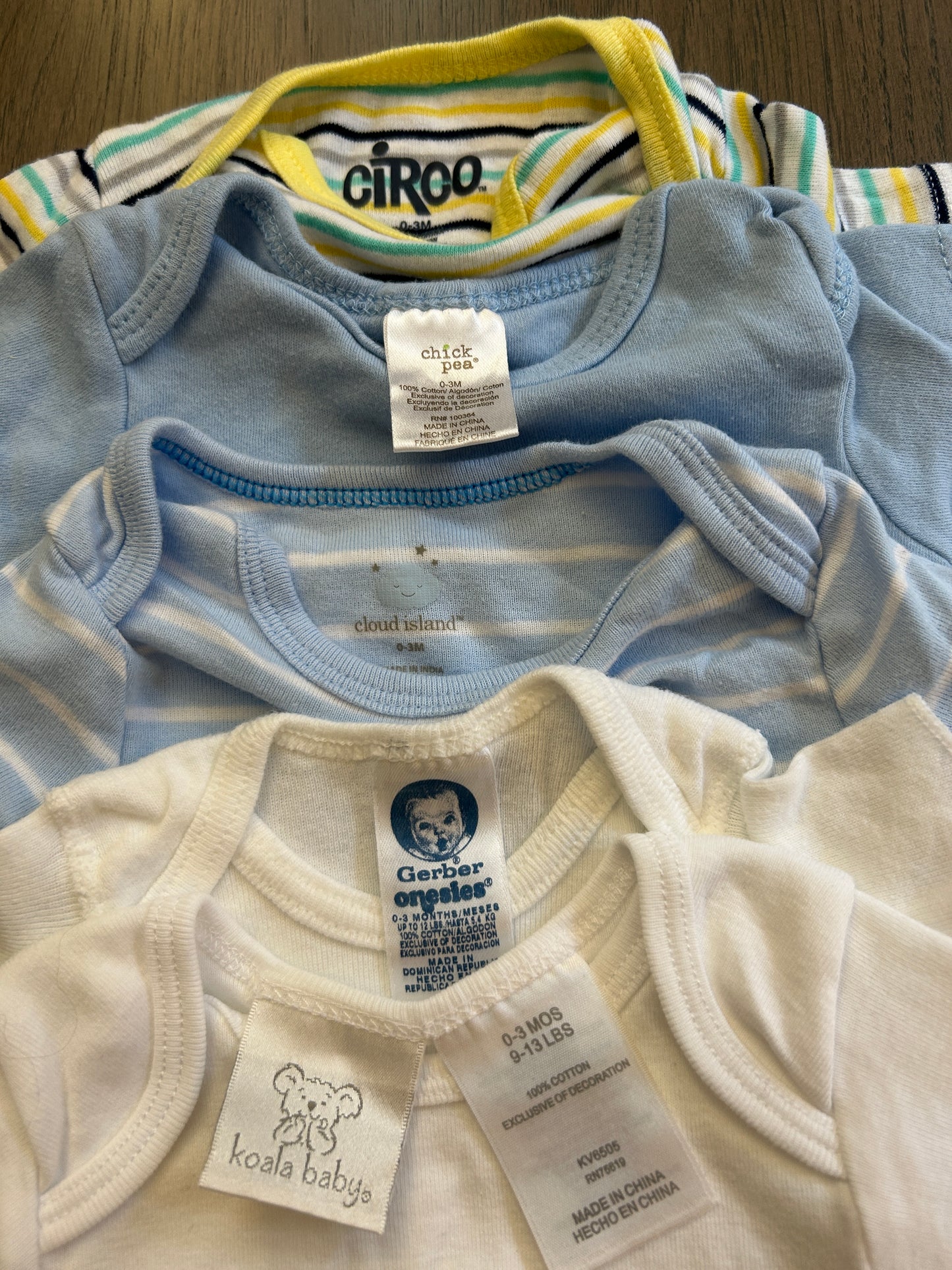 Lot of mixed brands, five short sleeve onesies and six pants, boy, size 0-3 months