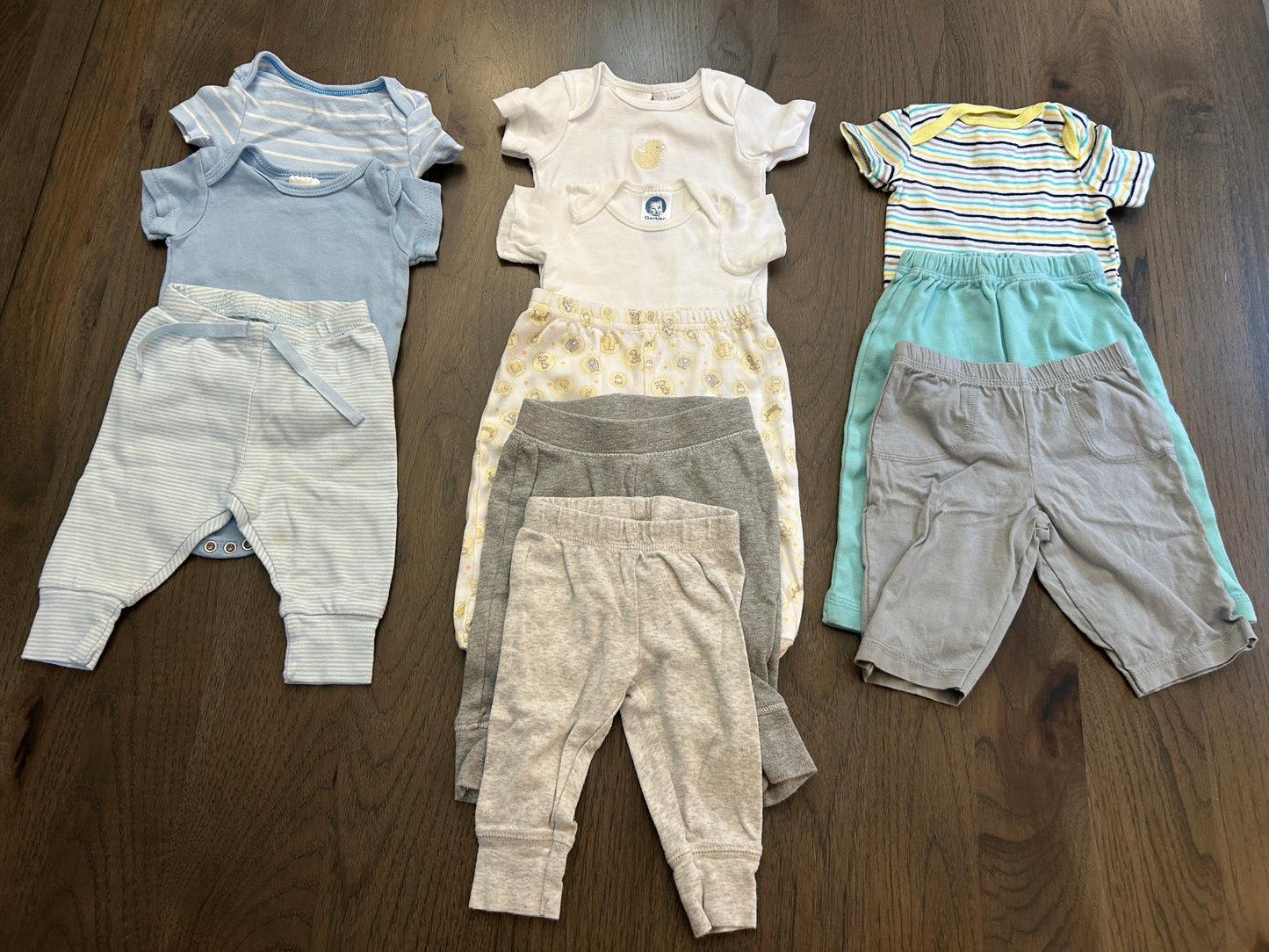 Lot of mixed brands, five short sleeve onesies and six pants, boy, size 0-3 months