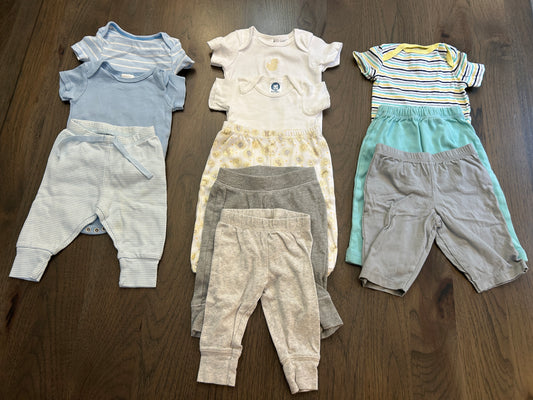 Lot of mixed brands, five short sleeve onesies and six pants, boy, size 0-3 months