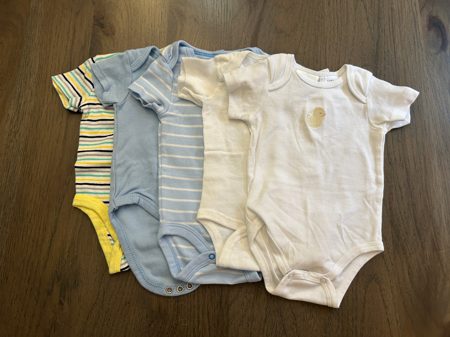 Lot of mixed brands, five short sleeve onesies and six pants, boy, size 0-3 months