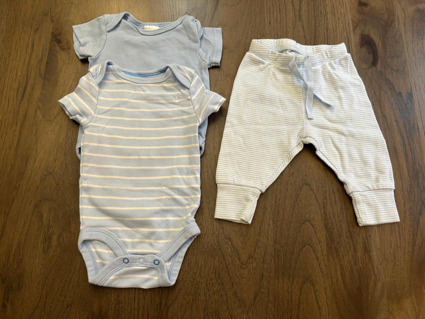 Lot of mixed brands, five short sleeve onesies and six pants, boy, size 0-3 months