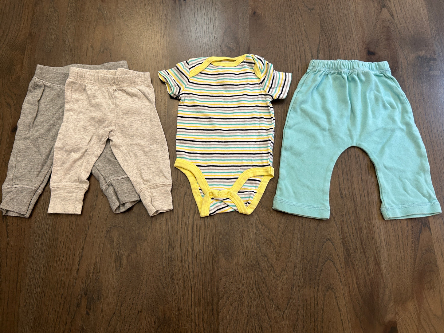 Lot of mixed brands, five short sleeve onesies and six pants, boy, size 0-3 months