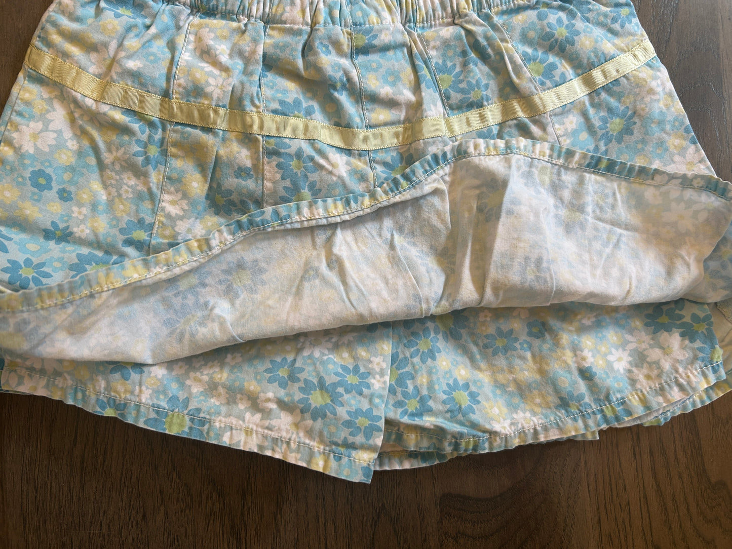 Lot of mixed brands, two skirts, one dress, three shorts, girl, size 6