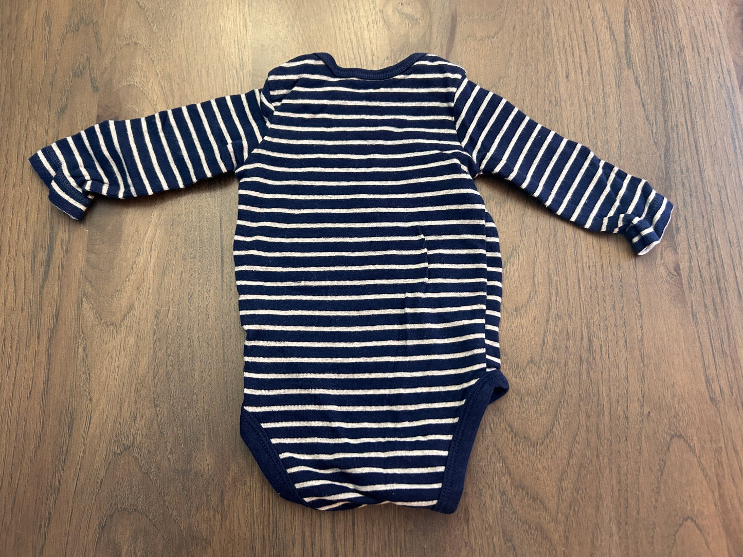Lot of 6, boys long sleeved onesies, size 0-3, 3 months