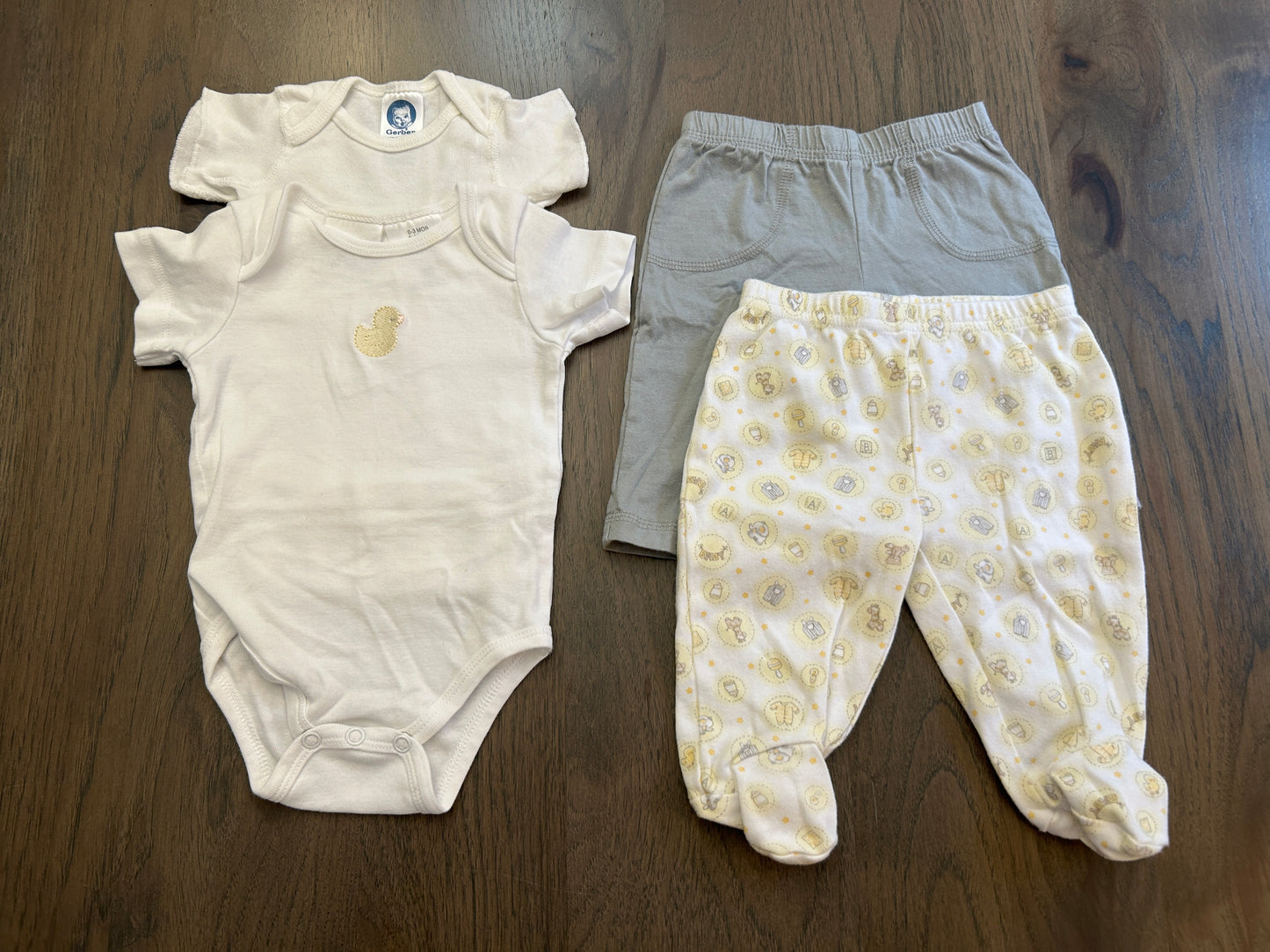 Lot of mixed brands, five short sleeve onesies and six pants, boy, size 0-3 months