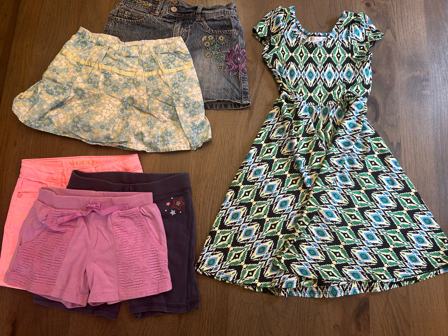 Lot of mixed brands, two skirts, one dress, three shorts, girl, size 6