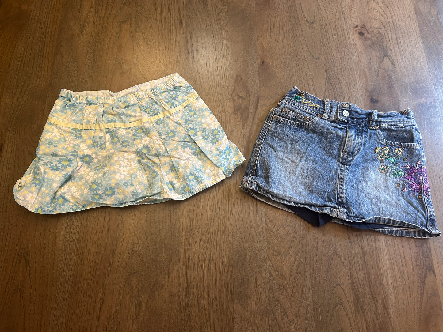 Lot of mixed brands, two skirts, one dress, three shorts, girl, size 6