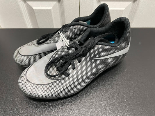 Nike, size 5 Youth Boys Soccer Cleats, Black & Grey